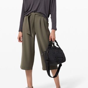 Lululemon Noir Crop in sage, size 4